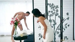 Asiatische Schönheit gibt eine Ganzkörpermassage