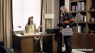 Sharon Lee, iri göğüslerine boşalma anını yaşıyor.