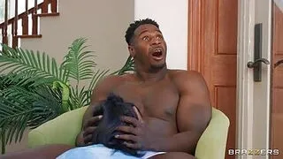 Un negro cachondo se acuesta con una guapa asiática.