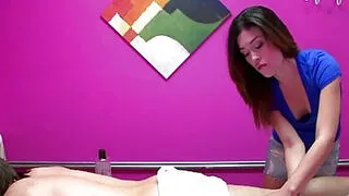 Masajista asiática menuda a la que le encanta hacer felaciones