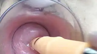 Japanische MILF lässt sich mit einem deutschen Dildo und asiatischen Essstäbchen den Gebärmutterhals ficken.