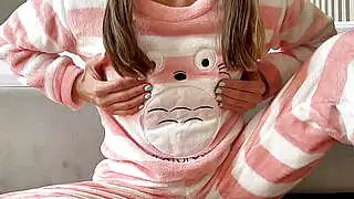 Adolescente asiática casera de 18 años se masturba con pechos pequeños y vagina y tiene un gran orgasmo con eyaculación femenina.