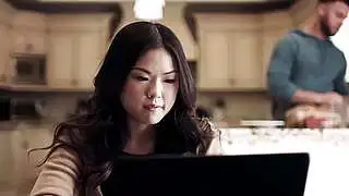Die asiatische Teenagerin Lulu Chu hörte, wie die MILF Slimthick Vic ihren Mitbewohner Seth vögelte.