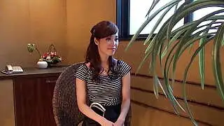 Yura Hitomi en un salón de masajes erótico