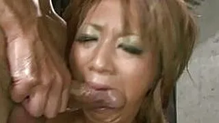 Hardcore-Dampfszene mit drei Frauen: Juri Sawaki, große, eingeölte Brüste, leckt und leckt, bis es zu einem heißen Blowjob kommt.