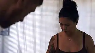 Heiße asiatische MILF vögelt ihren Stiefsohn, der die Militäruniform ihres Mannes trägt.