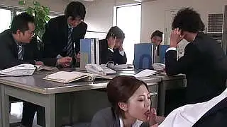 日本の美しいブルネット、川島いろはが硬いペニスを無修正で楽しむ。