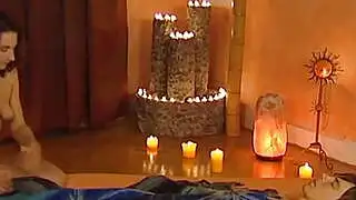 Азиатская MILF расслабляет своего белого любовника