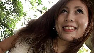 Una linda adolescente recibe caricias en su coño mojado.
