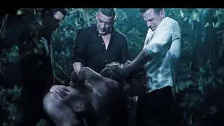 Gangbang de putas asiáticas: una chica japonesa con grandes tetas es usada como una muñeca sexual en el bosque. Fetichismo de congelación.