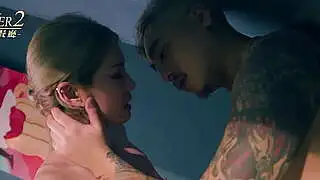 中国荡妇李志彦在酒吧与服务员发生性关系。