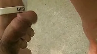 Ein Asiate ist so glücklich, dass er auf ihre großen, natürlichen Brüste ejakuliert.