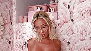 Die asiatische MILF Jennie Rose mit großen Brüsten posiert heiß vor ihrer Striptease-Session