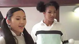 DEVIANTE - Una chica negra de grandes pechos y una joven tailandesa asiática, compañeras de cuarto de la universidad, convencen a su compañero de piso para jugar a videojuegos, pero descubren su juguete sexual masculino, lo que acaba en un trío.