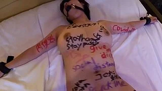 丰满的亚洲胖妞玩玩具玩得不亦乐乎，她非常享受性爱。日本女孩露出毛茸茸的阴部和丰满的乳房，发出响亮的呻吟声。BBW Osakaporn