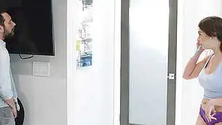 Die asiatische Teenagerin Chloe Surreal mit großem Busen rächt sich an ihrer untreuen Freundin mit ihrem Stiefvater.