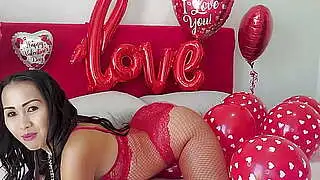 Die sexy asiatische Teenagerin Joon Mali mit großen Brüsten posierte und befriedigte sich nach einem heißen Posing selbst.