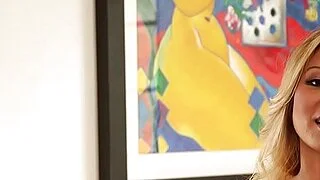 アジア人熟女が硬いペニスをしゃぶる