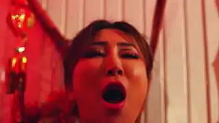 Asiatische Göttin mit rasierter Muschi wird von einem großen Schwanz gefickt