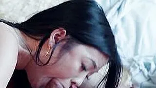 Die zierliche asiatische Teenagerin Lulu Chu belohnt den Mut ihres Freundes mit dem großen Penis.
