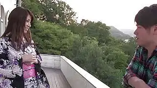 指で彼女の濡れたおまんこを誘惑する甘いアジア人のフェラチオが彼をとても興奮させるMILF