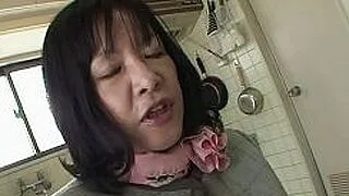 成熟的亚洲黑发美女中根真纪子（Makiko Nakane）阴毛浓密，正和一个男人玩耍