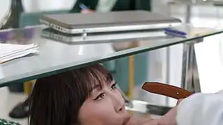 Asiatisches Teenager-Mädchen unterwirft sich den perversen Wünschen des Jungen und tut alles, was er will.