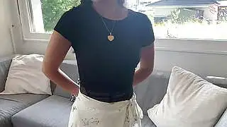 挑逗演变成一场激烈的性爱，高潮喷射在她内衣和背上。