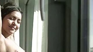 Wunderschöne, zierliche asiatische MILF legt ihre Dessous ab und präsentiert ihre prallen Brüste.