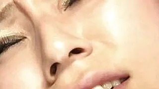 性感亚洲尤物樱桐生在进行令人神魂颠倒的性爱前先用振动器刺激自己
