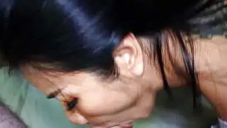 Asyalı MILF Hizmetçi Emziriyor ve Sikişiyor