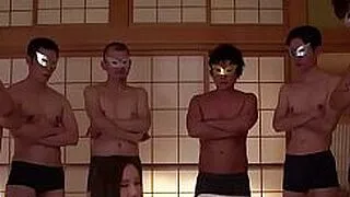 Misuzu Tachibana, eine asiatische Schönheit mit Hang zu Gangbangs, liebt es, sich vor dem dampfenden Blowjob selbst zu befriedigen.