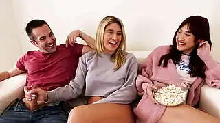 金髪のセクシーな継母とアジア系のティーンエイジャーの継娘が新しい隣人に思う存分弄ばれる - エラ・リース＆ミナ・ラックス