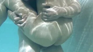 Азиатская MILF расслабляет мужчину