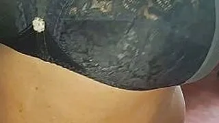 亚洲熟女震惊地发现丈夫独自玩耍。