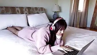 巨乳のフリーユースMILF継母が、アジア系の10代の継娘をいつでも隣人にファックするように誘う
