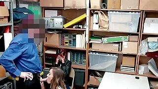 亚洲熟女为救克里斯蒂·洛芙与警察发生性关系