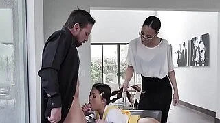 娇小亚裔少女被邻居熟女和她丈夫轮奸 - 戴蒙德·班克斯和艾丽·沃内瓦