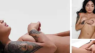 Mükemmel vücutlu Asyalı MILF Avery Black kendini tatmin etti ve mastürbasyon yaptı.