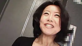 Olgun Asyalı kadın, ıslak vajinasında tüm seks oyuncaklarını kullanmaya can atıyor.