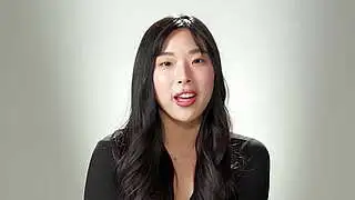 Die koreanische Schönheit Elle Lee masturbiert nach einem Podcast bis zum vollen Orgasmus.