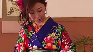 身着和服的性感日本女子在镜头前提供火辣口交服务