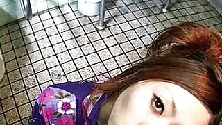 Una geisha adolescente tradicional japonesa ayuda a un desconocido en Japón y le practica sexo oral sin censura en un baño público en Japón.