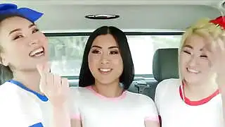 Yetenekli Koreli güzeller yapımcıların penisini emiyorlar.