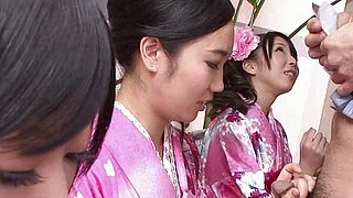 Drei Geishas lutschen an einem einsamen Schwanz