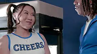 黑人器材管理员让韩国少女啦啦队员喷水