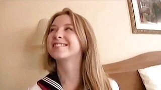 放荡的年轻女学生 Sunny Lane 的小穴被亚洲人玩弄了！