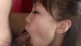 La sucia mujer asiática Momoka Rin ofrece sexo oral a sus fans después de masturbarse: ¡el mejor xxx!