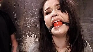 Asyalı bir kişi elleri ve ayakları bağlı bir şekilde askıya alınmış oyuncak gibi