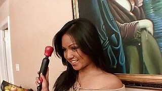 完璧な胸を持つセクシーな若いアジア系エキゾチックガール、ラナ・バイオレットが剃毛したおまんこを激しくファックされる